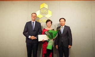 Nữ tiến sĩ Việt nhận Huân chương Cành cọ hàn lâm của Chính phủ Pháp