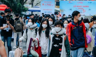 Giá vé xe Tết tăng cao, sinh viên TP. HCM tính thêm phương án về quê