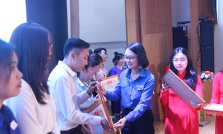 Khen thưởng cho các gương sinh viên Lào, Campuchia tiêu biểu đang học tập tại TP. HCM