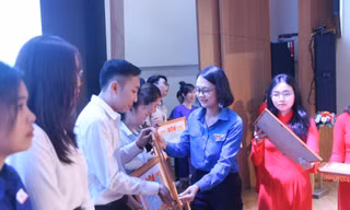 Khen thưởng cho các gương sinh viên Lào, Campuchia tiêu biểu đang học tập tại TP. HCM
