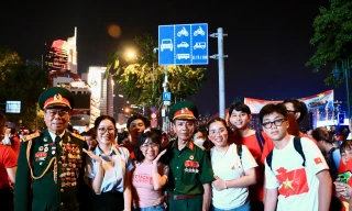 Bạn trẻ thao thức cả đêm chờ đến giờ diễu binh, diễu hành chào mừng 50 năm Ngày Giải phóng miền Nam, thống nhất đất nước