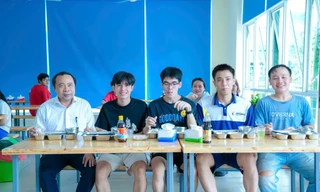 Giám đốc ĐHQG TP. HCM ăn trưa tại ‘bếp ăn chia sẻ’ cùng sinh viên