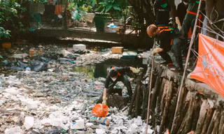 Thành Đoàn TP. HCM tặng bằng khen nhóm bạn trẻ vớt rác ‘Sài Gòn xanh’ 