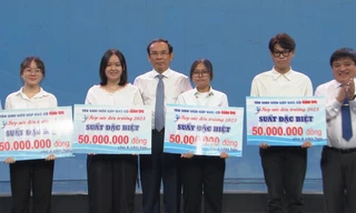 Thành Đoàn TP. HCM trao 138 suất học bổng 'Tiếp sức đến trường' năm 2023 cho tân sinh viên