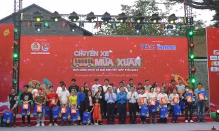 Chuyến xe mùa Xuân: Đưa công nhân về quê đón Tết Giáp Thìn 2024