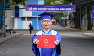 Nam sinh được trường vinh danh với kết quả tốt nghiệp xuất sắc GPA 4/4.0