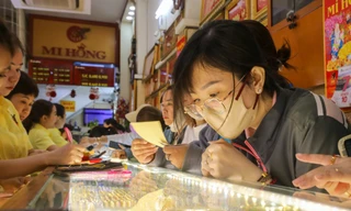 Bạn trẻ TP. HCM hào hứng mua vàng ngày vía Thần Tài