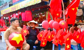 TP. HCM: Đường Hải Thượng Lãn Ông rợp màu cờ trước ngày Đại lễ 30/4