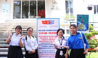 Bạn trẻ hiểu thêm về tình hữu nghị Việt Nam – Cu Ba qua triển lãm tranh áp phích cổ động 'Vì Việt Nam'