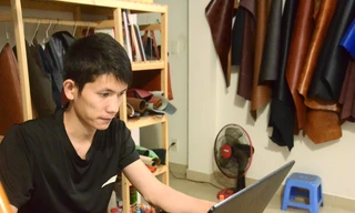 Đôi bạn trẻ thiết kế đai đeo chống hằn cho tuyến đầu chống dịch