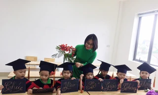 Cảm phục cô giáo trẻ không may bị tật tay, viết chữ đẹp như in