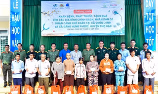 Hội thầy thuốc trẻ Bệnh viện Quân y 175 khám bệnh, tặng quà cho người dân khó khăn huyện Chợ Gạo, tỉnh Tiền Giang 