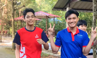 Sinh viên đi bộ trong rừng ngập mặn Cần Giờ gây quỹ thiện nguyện nhân Ngày Lâm nghiệp Việt Nam