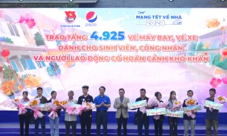 Sinh viên, công nhân phấn khởi khi nhận ‘vé 0 đồng’ chương trình ‘Mang Tết về nhà’