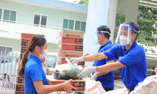 Hội Sinh viên tỉnh Bình Dương trao quà cho sinh viên có hoàn cảnh khó khăn