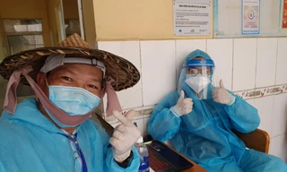 Hai cha con cùng tham gia tuyến đầu chống dịch