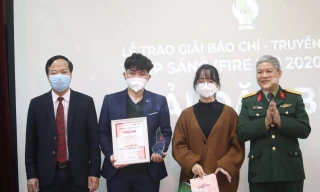 Trao giải thưởng sân chơi lĩnh vực Báo chí cho học sinh, sinh viên