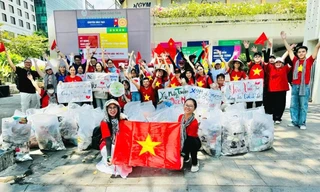 Bạn trẻ TP. HCM chung tay làm sạch đường phố sau các buổi diễu binh, diễu hành