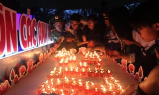 Linh thiêng buổi thắp nến tri ân tại Nghĩa trang Liệt sĩ Tân Biên, Tây Ninh