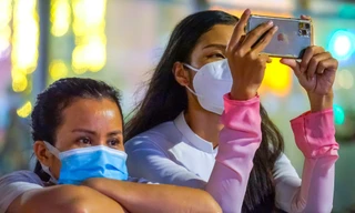 Bạn trẻ TP. HCM trầm trồ khi ngắm nhiều sao catwalk áo dài 