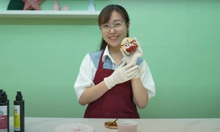 Cô gái 9X ‘trang điểm’ cho bánh Trung Thu