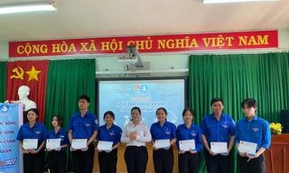 Thăm và tặng quà Đội hình 'Tiếp thức mùa thi' tỉnh Bình Dương