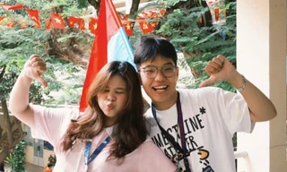 Bạn trẻ hào hứng check–in không gian trang trí rợp cờ hoa chào mừng Đại lễ 30/4