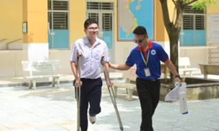 Những tình nguyện viên ‘phản ứng nhanh’ giúp thí sinh vượt khó đúng giờ làm bài