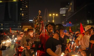 Bạn trẻ phấn khởi 'đi bão' mừng Đội tuyển Việt Nam Vô địch ASEAN Cup 2024