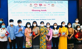 Gia đình Việt nhận con nuôi là sinh viên Lào, Campuchia đang học tập tại TP. HCM