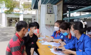 'Đội hình áo xanh' hỗ trợ tân sinh viên nhập học