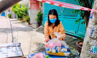 Trung tâm Quản lý KTX ĐHQG TP. HCM trao quà hỗ trợ sinh viên khó khăn 