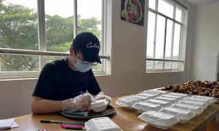 “Cơm chữ” yêu thương gửi tuyến đầu chống dịch của chàng nhiếp ảnh gia