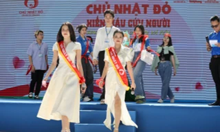 Hoa hậu Thanh Thủy và Á hậu Khánh Linh ‘quẩy’ cùng sinh viên trường ĐH Văn Hiến trong Ngày hội hiến máu ‘Chủ nhật Đỏ’