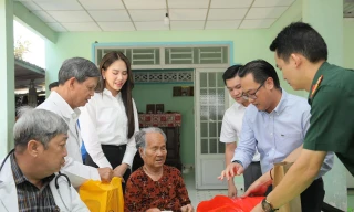 Bác sĩ trẻ Bệnh viện Quân y 175 khám, chữa bệnh cho bà con Q.12, huyện Củ Chi