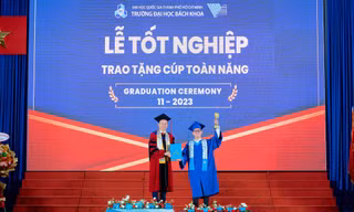 Thủ khoa trường ĐH Bách khoa (ĐHQG TP. HCM) đoạt cúp Toàn năng