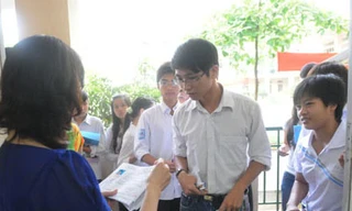 Một triệu HS thi tốt nghiệp: Băn khoăn máy ghi âm, ghi hình