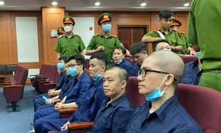 Bị cáo Nguyễn Thái Luyện tại tòa (phải sang)