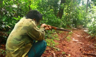 Vén áo thách thức, người phụ nữ bị chồng bắn thủng bụng