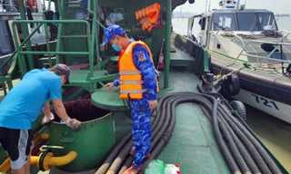 Vùng Cảnh sát biển 1 tạm giữ tàu chở dầu không rõ nguồn gốc