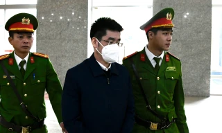 Cựu điều tra viên Hoàng Văn Hưng bị dẫn giải tới tòa dù xin xét xử vắng mặt