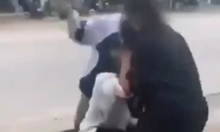 Lớp trưởng bị đánh dã man vì báo cáo cô giáo có hai người lạ trong lớp 