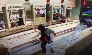 [CLIP] Đôi nam nữ dùng vật giống súng cướp tiệm vàng ở Cam Ranh
