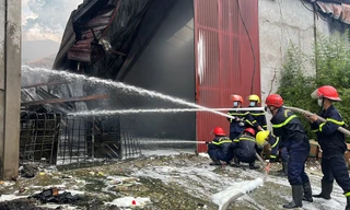 8 cảnh sát phải nhập viện sau khi dập đám cháy nhà kho rộng 1.000m2