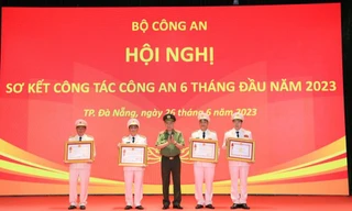 Bốn lãnh đạo ngành công an có thành tích xuất sắc được trao tặng Huân chương