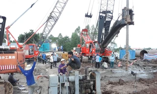 Chuẩn bị đưa thi thể bé trai 10 tuổi tại Đồng Tháp lên mặt đất