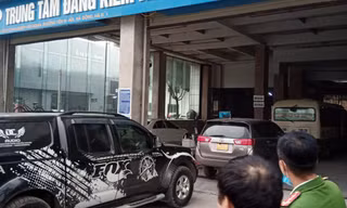 Hà Nội: Loạt trung tâm đăng kiểm đóng cửa, tài xế đổ dồn xếp hàng từ 3 giờ sáng 