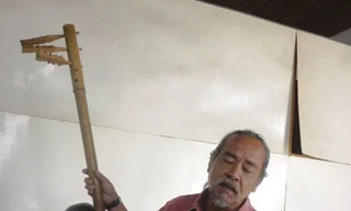 Nghệ sĩ tài hoa nhất Tây Nguyên khiến nữ sinh bỏ học xin… làm vợ