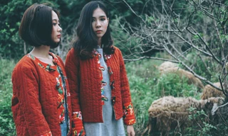 Người trẻ thích thú với trang phục áo chần bông