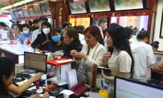 Vẫn tái diễn cảnh xếp hàng mua vàng ngày vía Thần tài sáng 19/2. Ảnh: Duy Phạm